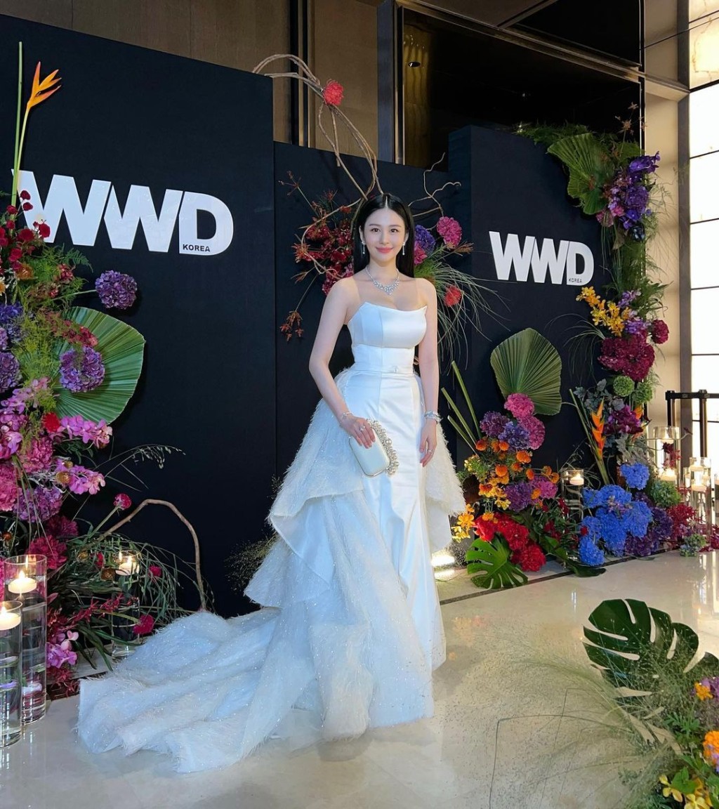 沈月也得母親真傳，身材不俗。